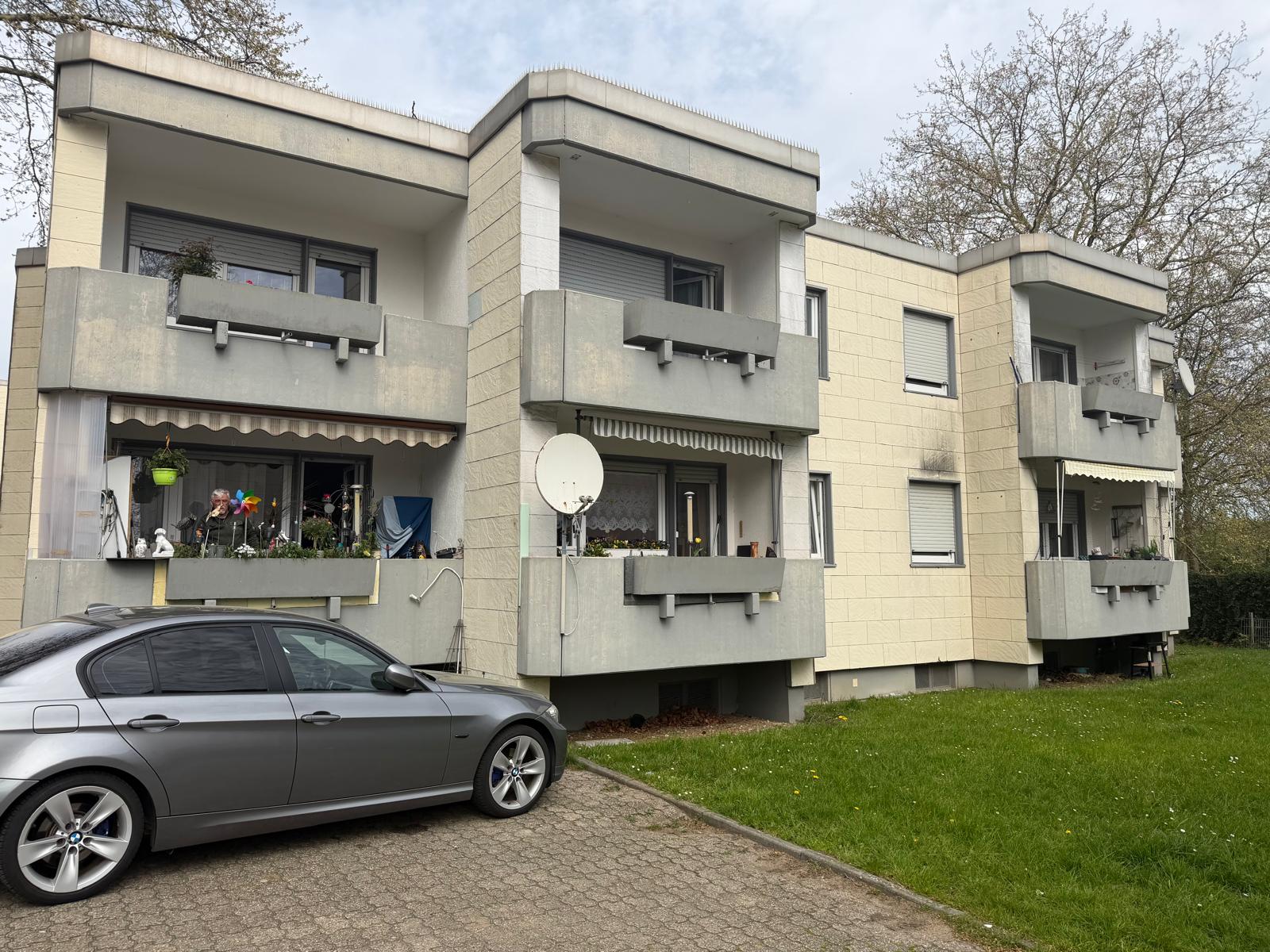 Balkonseite eines Wohnblocks mit Fenstern und Rollläden in Neukirchen